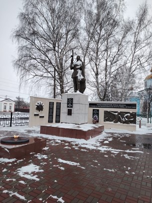 «Братская могила воинов Советской Армии, погибших в период Великой отечественной войны.  Захоронено 2368 человек, установлено фамилий на 63 человека. Скульптура установлена в 1968 году» 1941-1945 гг., 1968 г.